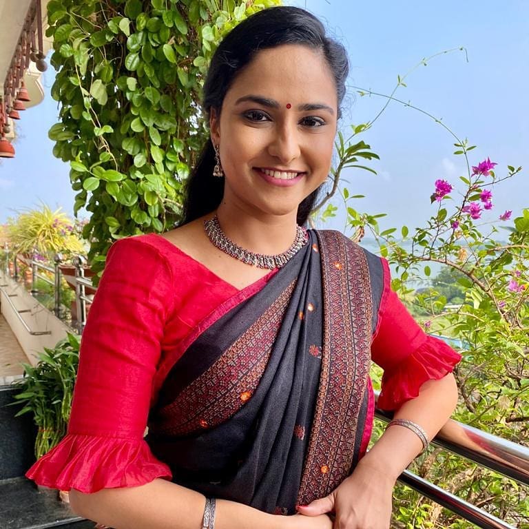 Zee Telugu Tv Anchor Kasi Annapurna Images In Navy Blue Saree